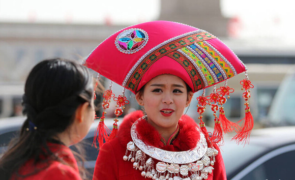 兩會上的少數(shù)民族頭飾帽子